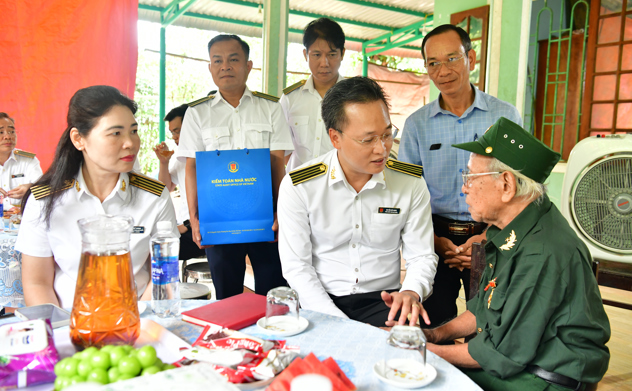 Tổng Kiểm toán nhà nước Nguyễn Hữu Nghĩa thăm, tặng quà gia đình chính sách tỉnh Quảng Trị