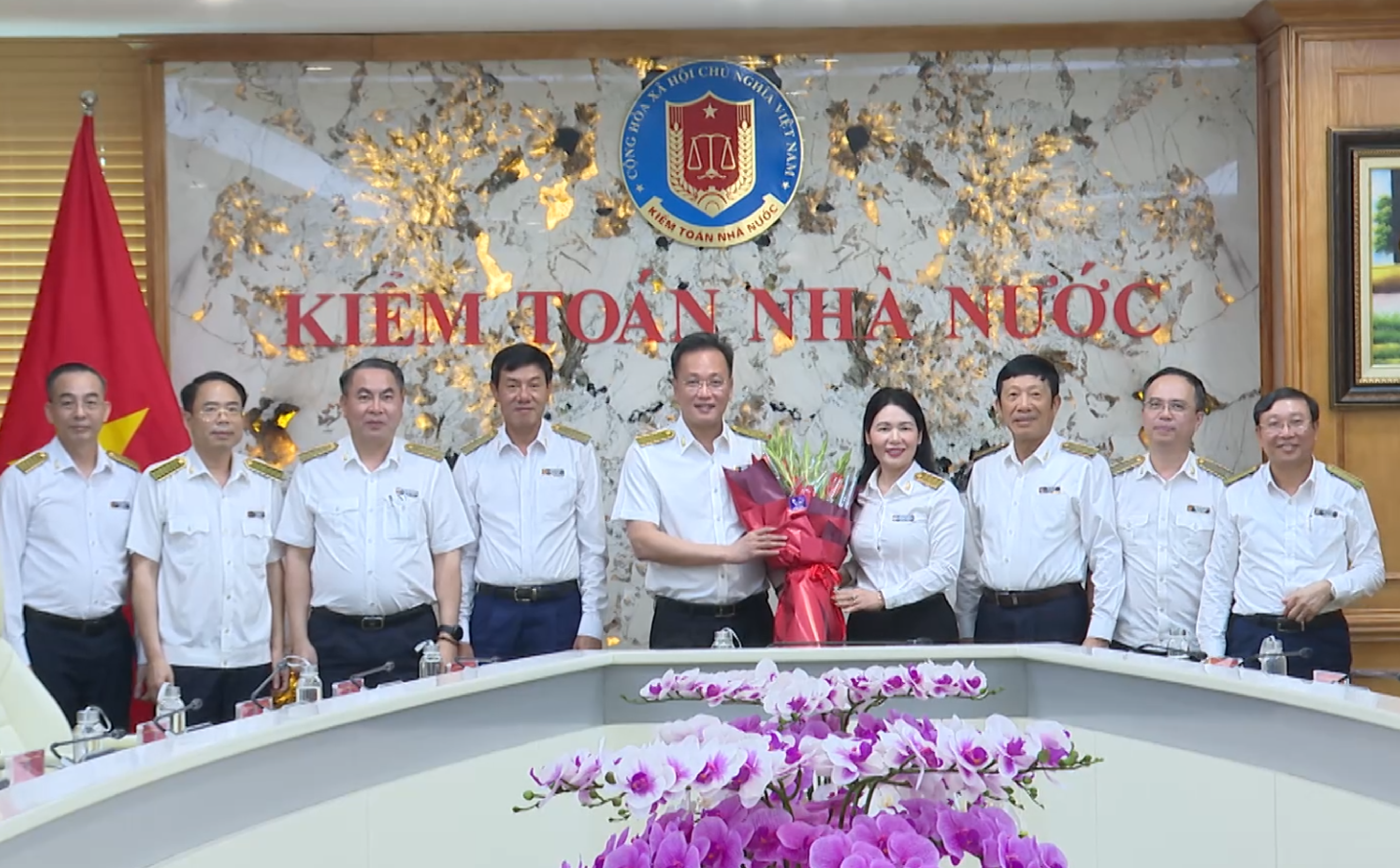 Tổng Kiểm toán nhà nước Nguyễn Hữu Nghĩa chủ trì làm việc với lãnh đạo KTNN