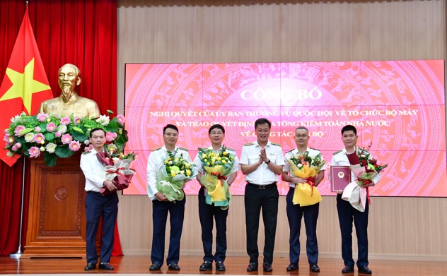 Công bố Nghị quyết của Ủy ban Thường vụ Quốc hội về tổ chức bộ máy và trao Quyết định của Tổng Kiểm toán nhà nước về công tác cán bộ