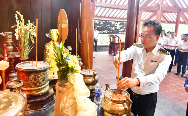 Tổng Kiểm toán nhà nước Nguyễn Hữu Nghĩa và  Đoàn công tác của Đảng ủy Kiểm toán nhà nước dâng hương các Anh hùng liệt sỹ tại Quảng Trị