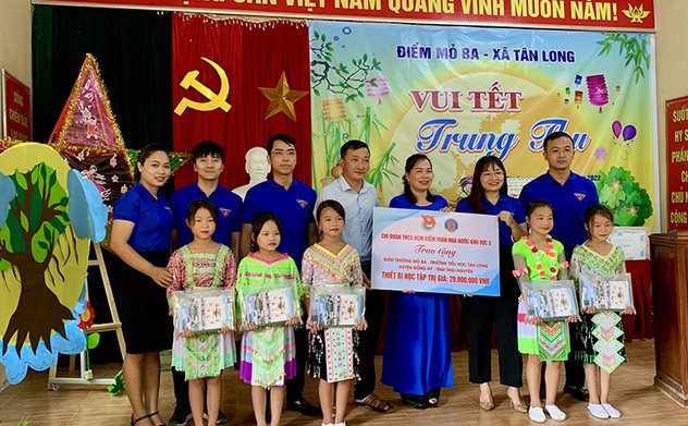 Chi đoàn Thanh niên Kiểm toán nhà nước khu vực X thăm và tặng quà các em học sinh điểm trường Mỏ Ba – Trường Tiểu học Tân Long, huyện Đồng Hỷ, tỉnh Thái Nguyên