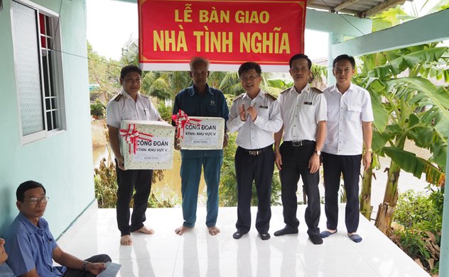 Công đoàn Kiểm toán nhà nước khu vực V trao nhà tình nghĩa cho gia đình cựu chiến binh tại Cà Mau và gia đình con liệt sĩ tại Kiên Giang