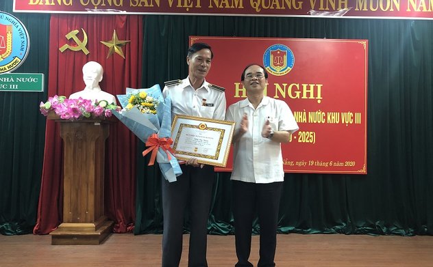 Đảng bộ KTNN khu vực III trao tặng Huy hiệu 30 năm tuổi đảng cho đảng viên