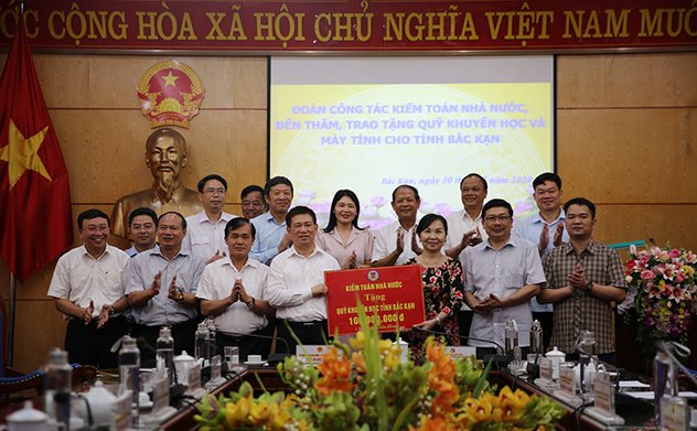 Kiểm toán nhà nước tặng quà cho Quỹ khuyến học Bắc Kạn