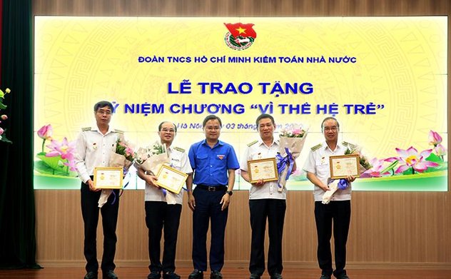 Trung ương Đoàn TNCS Hồ Chí Minh trao tặng Kỷ niệm chương "Vì thế hệ trẻ" cho các đồng chí Ban Cán sự Đảng, Đảng ủy, Lãnh đạo Kiểm toán nhà nước
