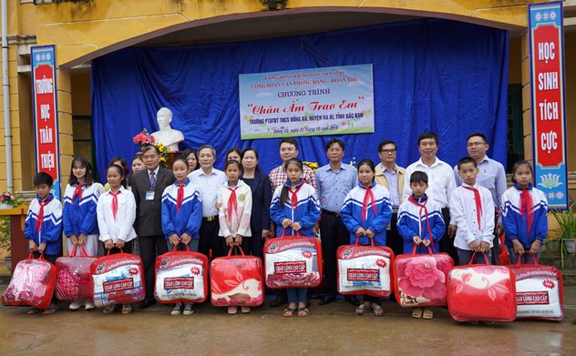 KTNN tổ chức chương trình “Chăn ấm trao em” dành cho học sinh dân tộc tại Đổng Xá, Na Rì, Bắc Kạn