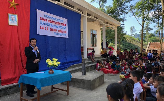 Công đoàn KTNN và BQL dự án đầu tư xây dựng chuyên ngành KTNN tặng quà cho học sinh nghèo xã Tường Sơn, huyện Anh Sơn, Nghệ An