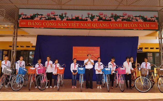 Kiểm toán nhà nước khu vực X tặng xe đạp cho học sinh nghèo tại tỉnh Thái Nguyên