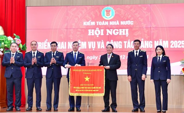 Kiểm toán nhà nước nhận Cờ thi đua của Chính phủ