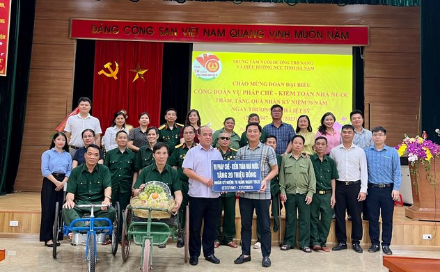 Vụ Pháp chế - Kiểm toán nhà nước thăm, tặng quà các thương binh nặng tỉnh Hà Nam