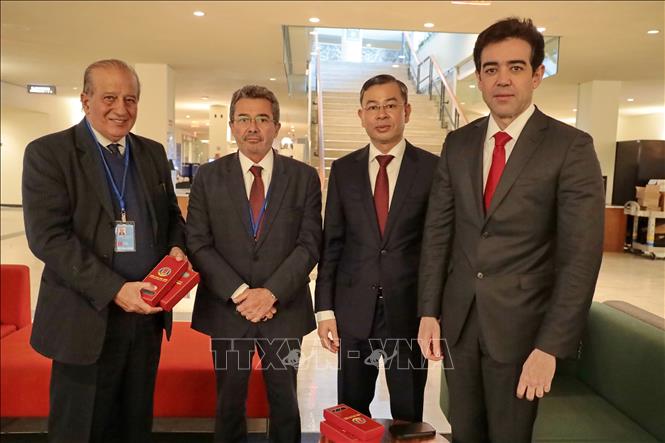 Tổng Kiểm toán Nhà nước Việt Nam Ngô Văn Tuấn (thứ hai từ phải sang) gặp Chủ tịch Tòa thẩm kế Liên bang Brazil - Chủ tịch INTOSAI (ngoài cùng bên phải)