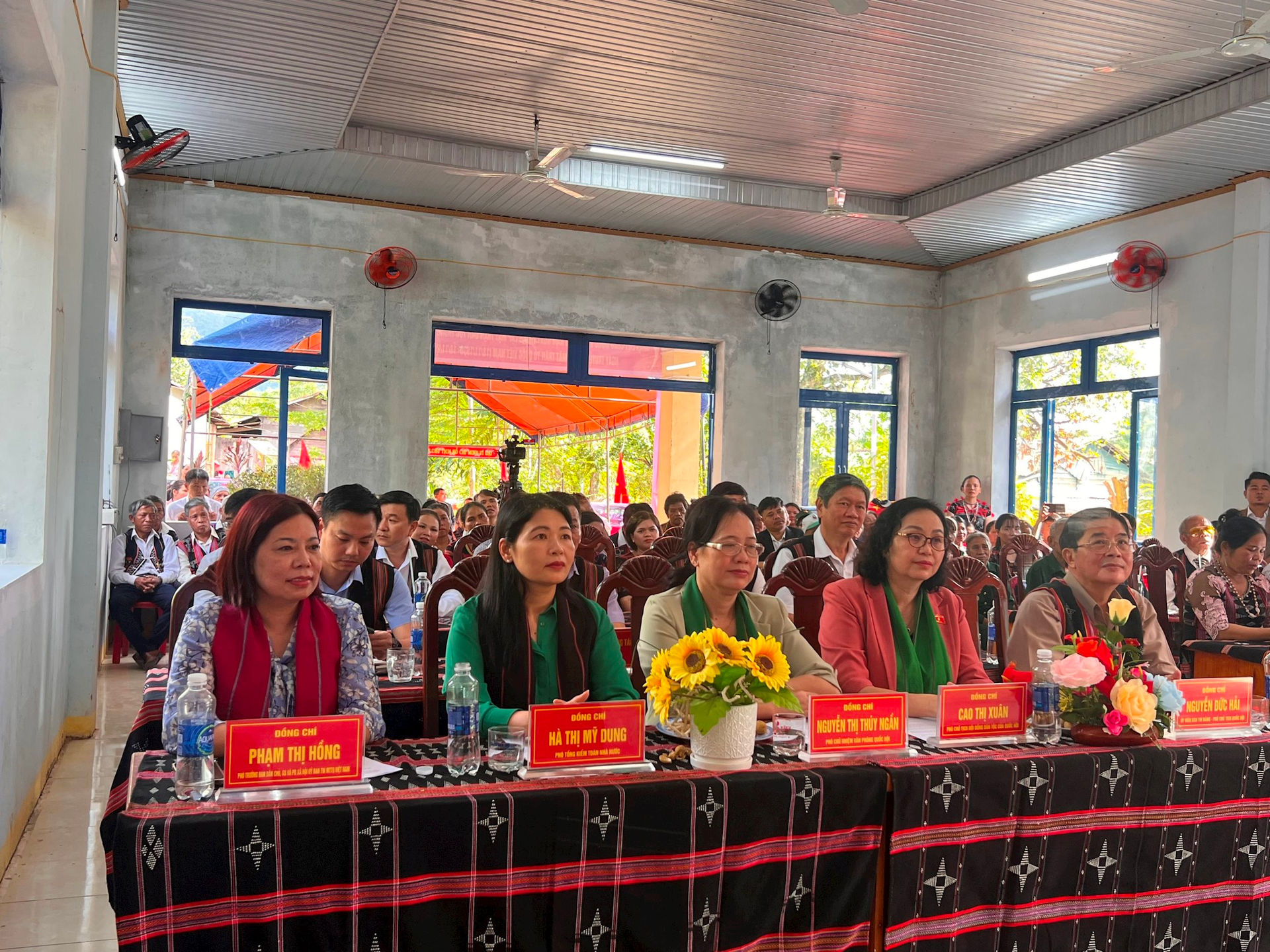 Các đại biểu cùng đông đảo bà con khu dân cư A Liêng tham dự Ngày hội Đại đoàn kết toàn dân tộc. Ảnh: Hằng Nga